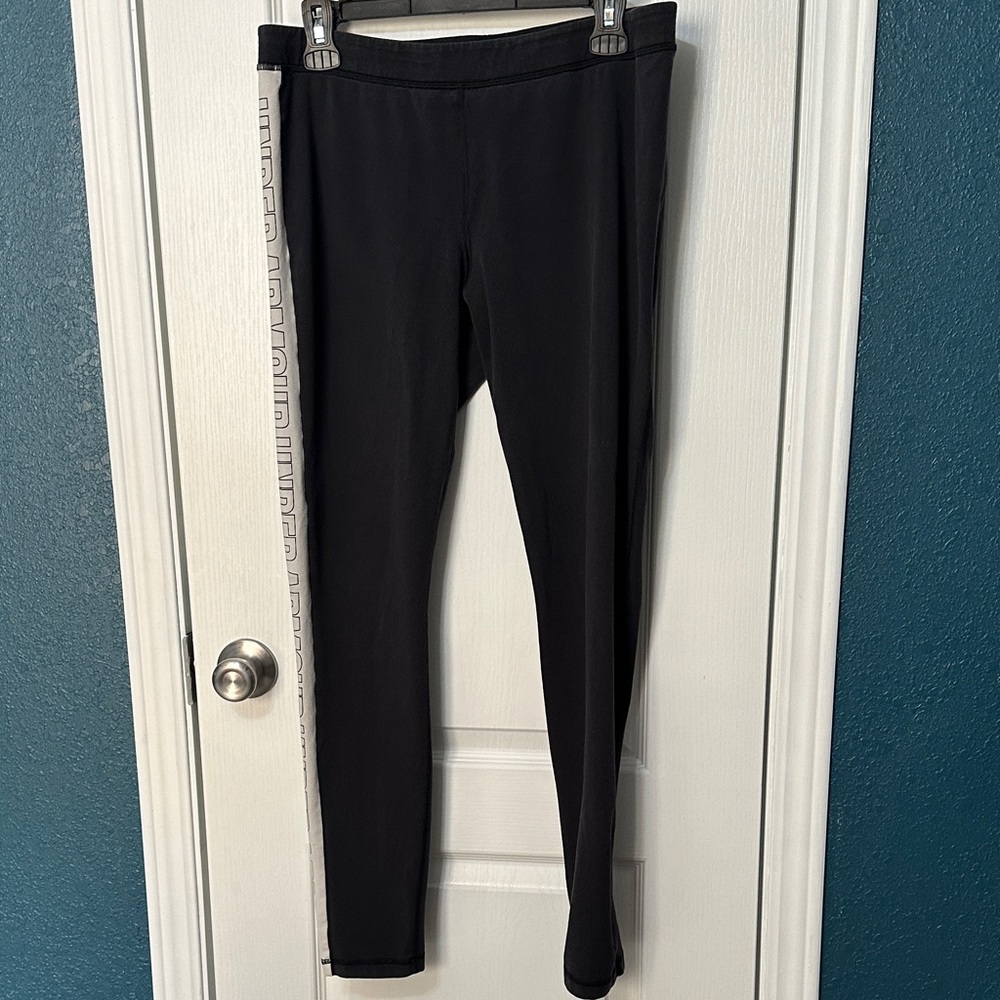 ☑️Under Armour Black and White Leggings